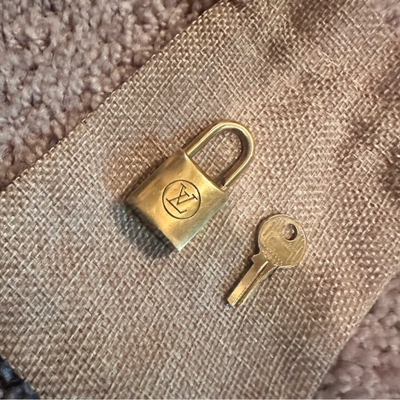 Louis Vuitton #216 - Picture 4 of 9